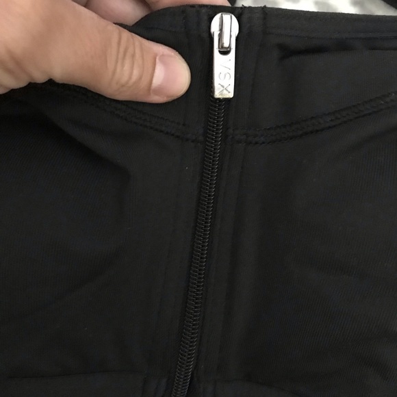 NWT Victoria’s Secret sports bra size 32DD - Picture 2 of 5